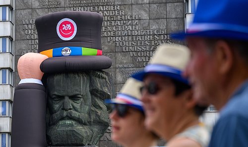 Beim Hutfestival bekam auch das überregional bekannte Wahrzeichen der Stadt eine Kopfbedeckung verpasst (Archivbild) - © Hendrik Schmidt/dpa