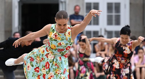 Besucher waren im Sommer zu einer tänzerischen Entdeckungsreise durch die Stadt eingeladen. An 18 Stationen präsentierten internationale Ballettcompagnien ihre Choreographien. (Archivbild) - © Hendrik Schmidt/dpa