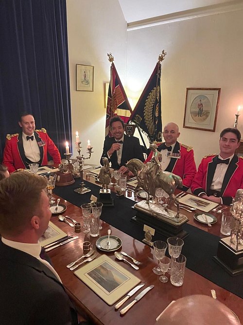 Jimmy Fallon wurde spontan zum Dinner eingeladen. - © 5 Scots/PA Media/dpa