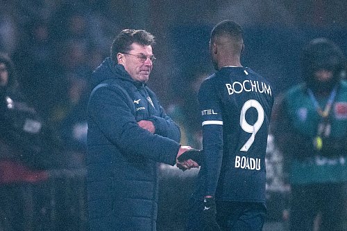 Glückwunsch zu besonderer Leistung: Trainer Dieter Hecking freut sich mit Myron Boadu. - © David Inderlied/dpa