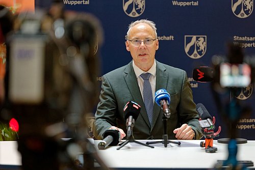Oberstaatsanwalt Wolf-Tilmann Baumert zur Erhebung der Anklage wegen versuchter Erpressung der Familie Schumacher. - © Henning Kaiser/dpa