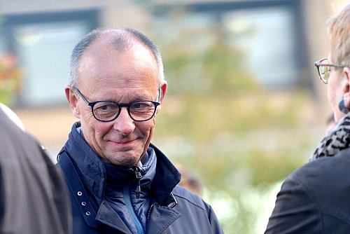Friedrich Merz schüttelte bei einem Bürgerdialog viele Hände. - © Christoph Reichwein/dpa