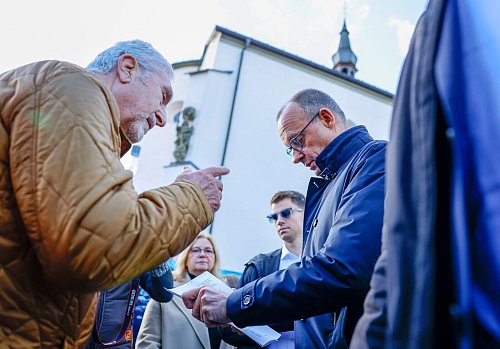 Friedrich Merz im Gespräch mit Bürgern. - © Thomas Banneyer/dpa