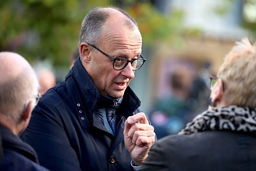 Merz erklärt, die CDU wolle auch außerhalb der Wahlkampfzeiten Präsenz zeigen. - © Christoph Reichwein/dpa