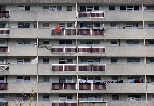 Insbesondere in Großstädten nimmt die Überlastung der Bevölkerung durch Wohnkosten zu. (Archivbild) - © Boris Roessler/dpa