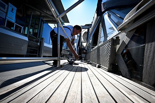 Der Kraftstoff ist etwas teurer als gewöhnlicher Diesel. (Archivbild) - © Felix Kästle/dpa