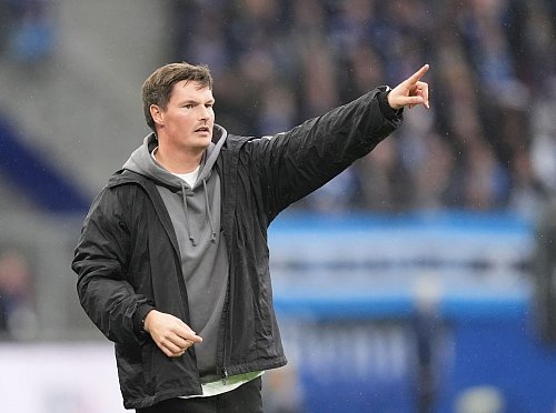 Durfte seinen zweiten Heimsieg feiern: HSV-Trainer Merlin Polzin - © Marcus Brandt/dpa