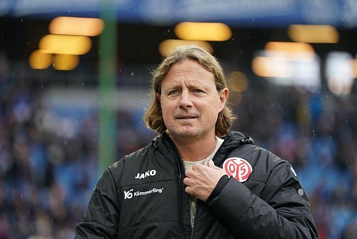 Musste sich in Hamburg warm anziehen: Mainz\\\' Trainer Bo Henriksen - © Marcus Brandt/dpa