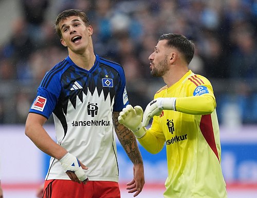 Zwei Defensiv-Stabilisatoren des HSV: Luka Vuskovic (l) und Torwart Daniel Heuer Fernandes - © Marcus Brandt/dpa