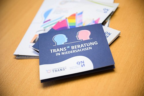 Beratung finden Eltern beispielsweise auch bei der Trans Beratung vom Queeren Netzwerk Niedersachsen. - © Julian Stratenschulte/dpa/dpa-tmn
