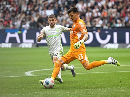 Gleich in seinem ersten Spiel traf Eintracht-Keeper Michael Zetterer (r) auf seine Ex-Kollegen von Werder Bremen um Romano Schmid (l). - © Arne Dedert/dpa