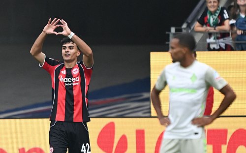Can Uzun sorgte mit einem Traumtreffer für die Führung von Eintracht Frankfurt gegen Werder Bremen. - © Arne Dedert/dpa