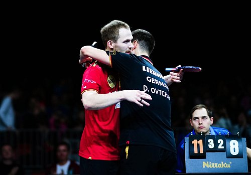 Deutsches Duell bei der EM: Benedikt Duda (l) und Dimitrij Ovtcharov. - © Eva Manhart/APA/dpa