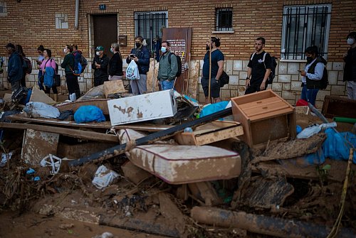 Überall noch Müll, Möbel - und auch Ratten. (Foto aktuell) - © Emilio Morenatti/AP/dpa