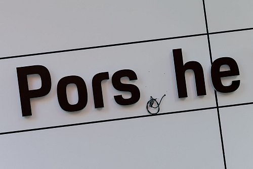 Bei dem Sportwagenbauer läuft es aktuell nicht rund. - © Rolf Vennenbernd/dpa