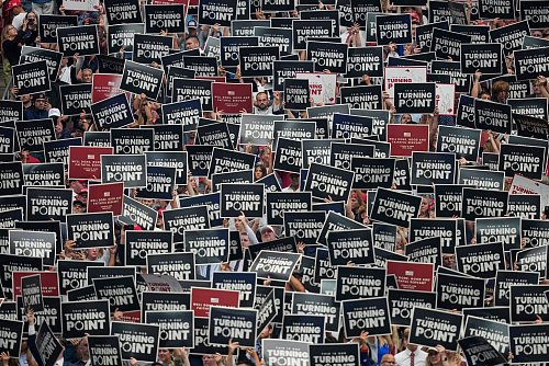 Kirk gründete die Organisation Turning Point USA, die von seiner Witwe Erika weitergeführt werden soll. - © John Locher/AP/dpa