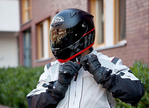 Los geht\\\'s mit Köpfchen: Auch den Helm sollten Biker in gewissen Abständen mal durch ein neues Modell ersetzen. - © Silvia Marks/dpa-tmn