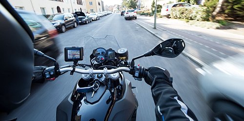 Augen auf und für andere mitdenken: Das gilt für Biker noch viel mehr im Verkehr - haben sie doch keine Knautschzone. - © Bernd von Jutrczenka/dpa/dpa-tmn
