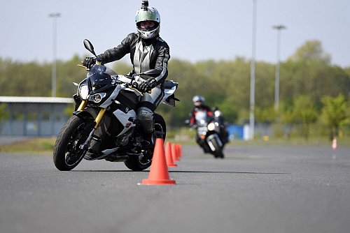 Üben, üben und nochmals üben: Experten raten nicht nur Neulingen auf zwei Rädern zu Fahrtrainings, sondern auch fortgeschrittenen und «Profis». - © Federico Gambarini/dpa/dpa-tmn