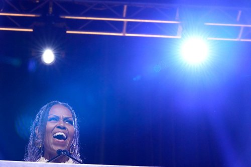 Auch Michelle Obama sprach bereits über ihre Wechseljahre. (Archivbild) - © Brynn Anderson/AP/dpa