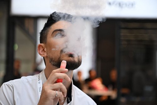 Bei der diesjährigen Branchenmesse Intertabac in Dortmund war der Trend hin zu E-Zigaretten zu sehen: Viele Stände bewarben die Vapes, ob als Einweg- oder Mehrweg-Produkt. - © Wolf von Dewitz/dpa
