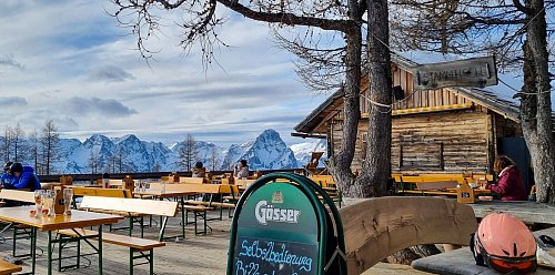 Schmankerl: Pause und grandiose Aussicht beim Berghof Hutterer Höss. - © Bettina Lüke/dpa-tmn