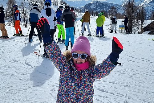 «Hurra, ich kann\\\'s!» Die Skikursabsolventin ist glücklich. - © Bettina Lüke/dpa-tmn