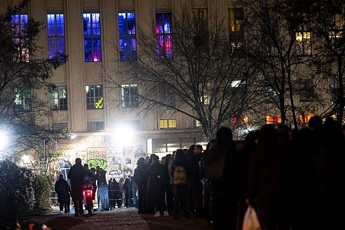 Weltberühmt und ursprünglich mal recht gay: das «Berghain». Der Techno-Club ist aber meist kein reiner Schwulenclub. (Archivbild) - © Fabian Sommer/dpa