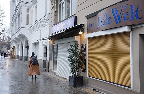 Eines der bekanntesten schwulen Ausgehviertel der Welt: die Motzstraße in Berlin-Schöneberg. (Archivbild) - © Soeren Stache/dpa-Zentralbild/dpa