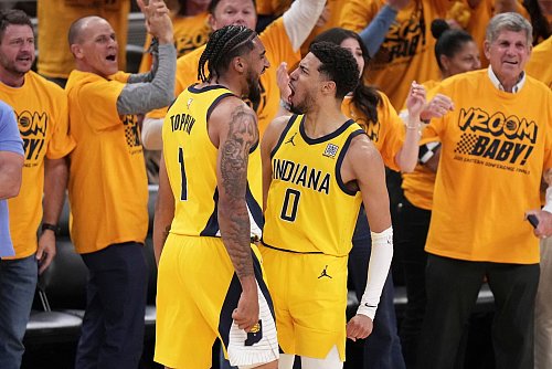 Tyrese Haliburton (r.) und Obi Toppin spielten sich mit den Pacers vor der Pause in einen Rausch. - © AJ Mast/AP/dpa