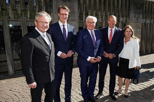Bundespräsident Frank-Walter Steinmeier und Nordrhein-Westfalens Ministerpräsident Hendrik Wüst (CDU) eröffnen das Jubiläumsjahr 1.250 Jahre Westfalen. - © Friso Gentsch/dpa
