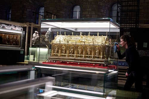 Der Liborischrein (1625-1627) ist in einer Vitrine im LWL-Museum in der Kaiserpfalz ausgestellt. Bundespräsident Frank-Walter Steinmeier hat das Festjahr zu 1.250 Westfalen jetzt eröffnet. (Archivbild) - © Bernd Thissen/dpa