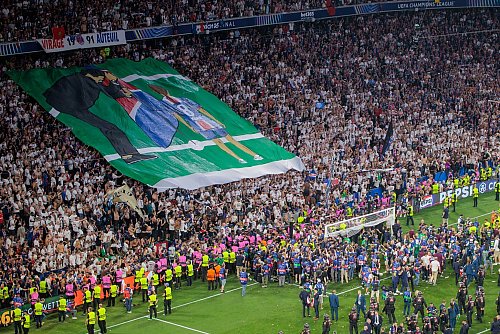 Die PSG-Fans gedenken der an Krebs gestorbenen Tochter von Coach Luis Enrique. - © Oryk Haist/dpa
