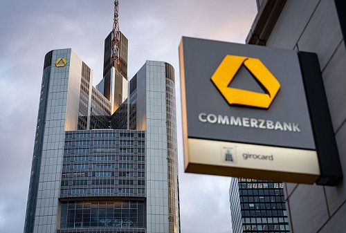 Die Commerzbank wehrt sich seit Monaten gegen Übernahmeambitionen der Unicredit. (Archivbild) - © Frank Rumpenhorst/dpa