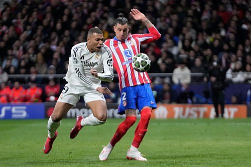 Real um Kylian Mbappé und Atletico mit Jose Gimenez lieferten sich auch im Achtelfinal-Rückspiel einen harten Kampf. - © Bernat Armangue/AP/dpa