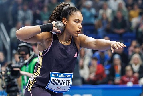 Yemisi Ogunleye siegt beim Kugelstoßen überlegen. - © Andreas Gora/dpa