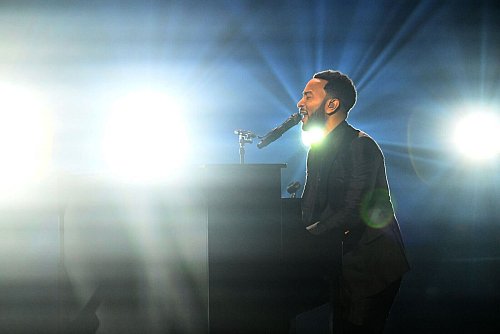 Die emotionalsten Momente gab es, wenn John Legend allein am Klavier saß. - © Felix Hörhager/dpa