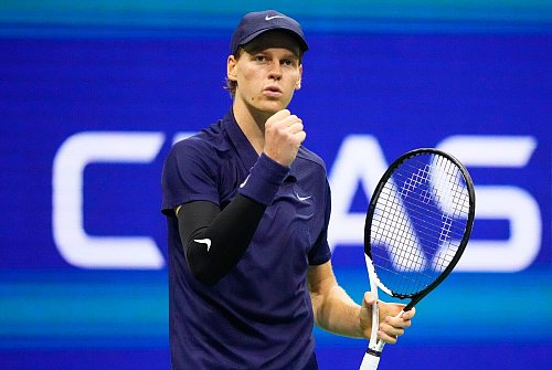 Italiens Tennisstar Jannik Sinner will seinen Titel bei den US Open verteidigen. - © Yuki Iwamura/AP/dpa
