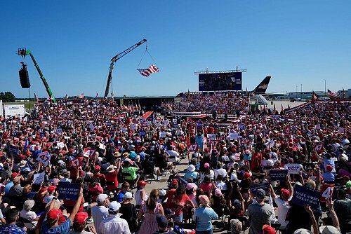 Das Publikum von Donald Trump bei einer Wahlkampfrede im besonders umkämpften US-Bundesstaat North Carolina. - © Alex Brandon/AP