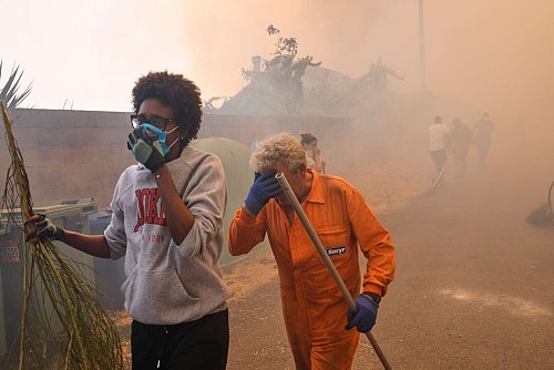 Die große Hitze verschärft die Lage zusätzlich. - © Lalo R. Villar/AP/dpa