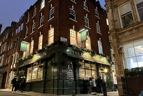 Im Edgar Wallace Pub bleiben die Touristenströme seit der Pandemie aus. - © Christoph Meyer/dpa