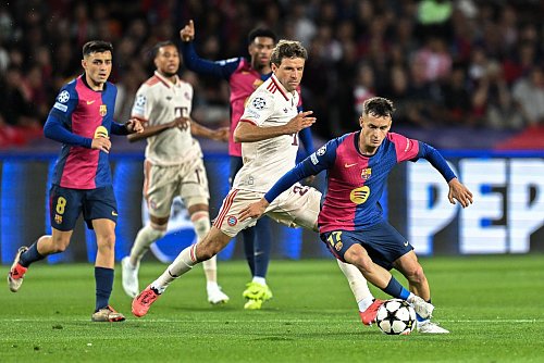 Barcelonas Marc Casado läuft zwei Bayern-Spielern davon. - © Sven Hoppe/dpa