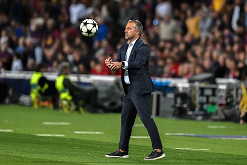 Früher Bayern, jetzt Barcelona: Trainer Hansi Flick an der Seitenlinie. - © Sven Hoppe/dpa