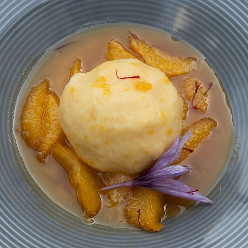 Eine Kreation von Thomas Bucher: Orangenfruchtsalat mit Safran und einem warmen Kartoffelkloß. - © Andreas Drouve/dpa-tmn