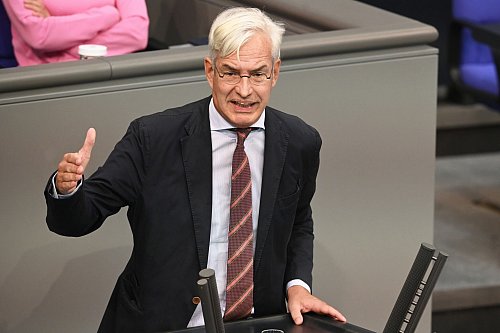 Mathias Middelberg (CDU) stellt infrage, ob die Ermäßigungen überhaupt bei Verbraucherinnen und Verbrauchern ankommen würden. - © Anna Ross/dpa