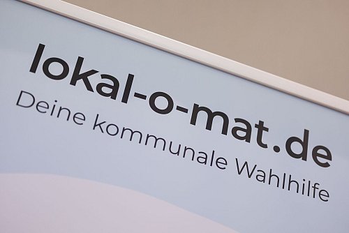 Mehr als 100 Parteien und Bündnisse haben ihre Positionen in mehr als 4.000 Antworten für die Entwicklung des «lokal-o-mat» zur Verfügung gestellt. - © Rolf Vennenbernd/dpa
