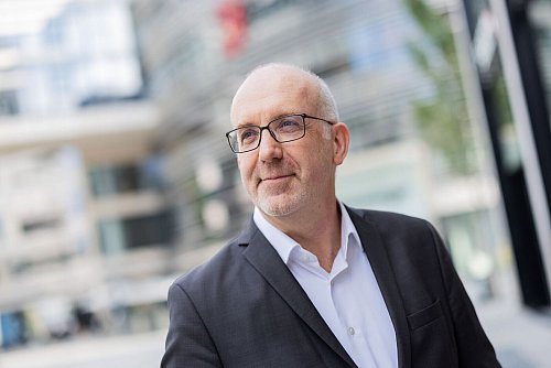Der Düsseldorfer Politikprofessor Stefan Marschall gilt als einer der Väter des bundesweit erfolgreichen «Wahl-O-Mat» - © Rolf Vennenbernd/dpa