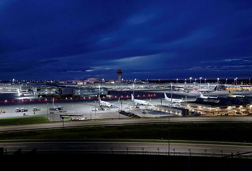 Mehrere Menschen hatten am Abend Drohnen über dem Flughafen in München gesichtet. (Archivbild) - © Karl-Josef Hildenbrand/dpa