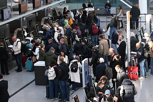 Passagiere sind im Flughafen München im Terminal 2 zu sehen. - © Felix Hörhager/dpa