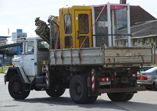 Der Abbau läuft schon seit langem: Hier werden in Sassnitz (Mecklenburg-Vorpommern) im Jahr 2010 zwei Telefonhäuschen zur Entsorgung abtransportiert. (Archivbild) - © picture alliance / dpa